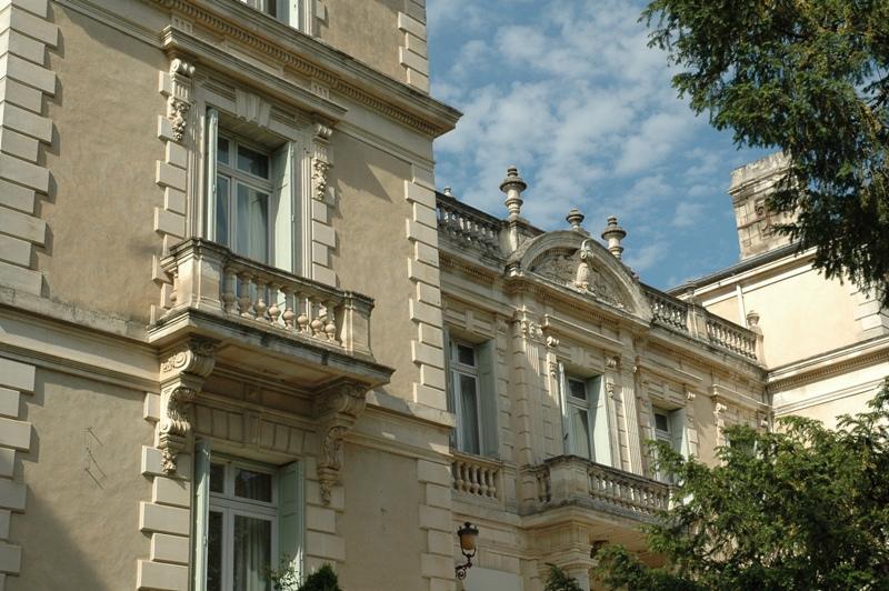 Chateau en Provence avec superbe parc entre Alpilles, Luberon, Mont Ventoux et Avignon